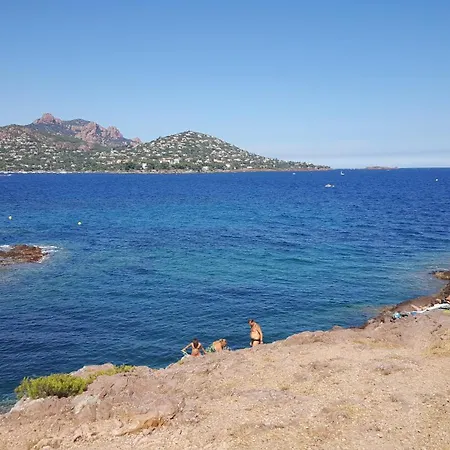 ホテル Logis L'esterella Saint-Raphaël