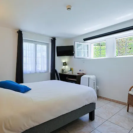 Logis L'esterella Отель