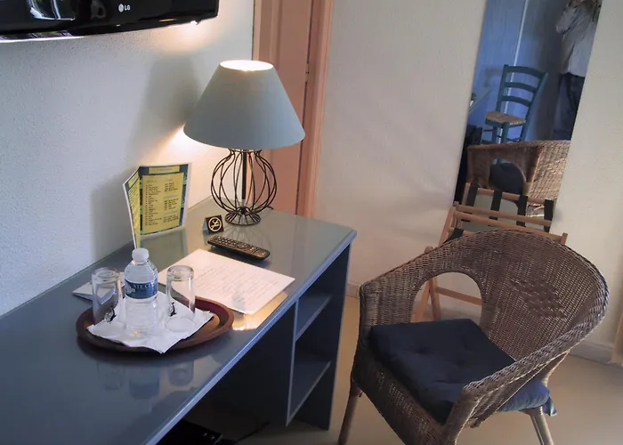 Hotel Logis L'esterella Saint-Raphael (Var)