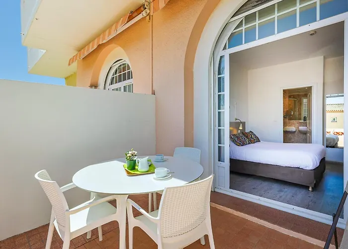 Logis L'esterella Отель