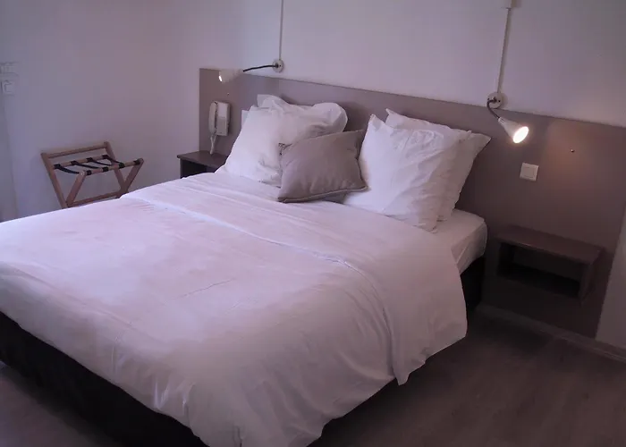 Logis L'esterella Hotel